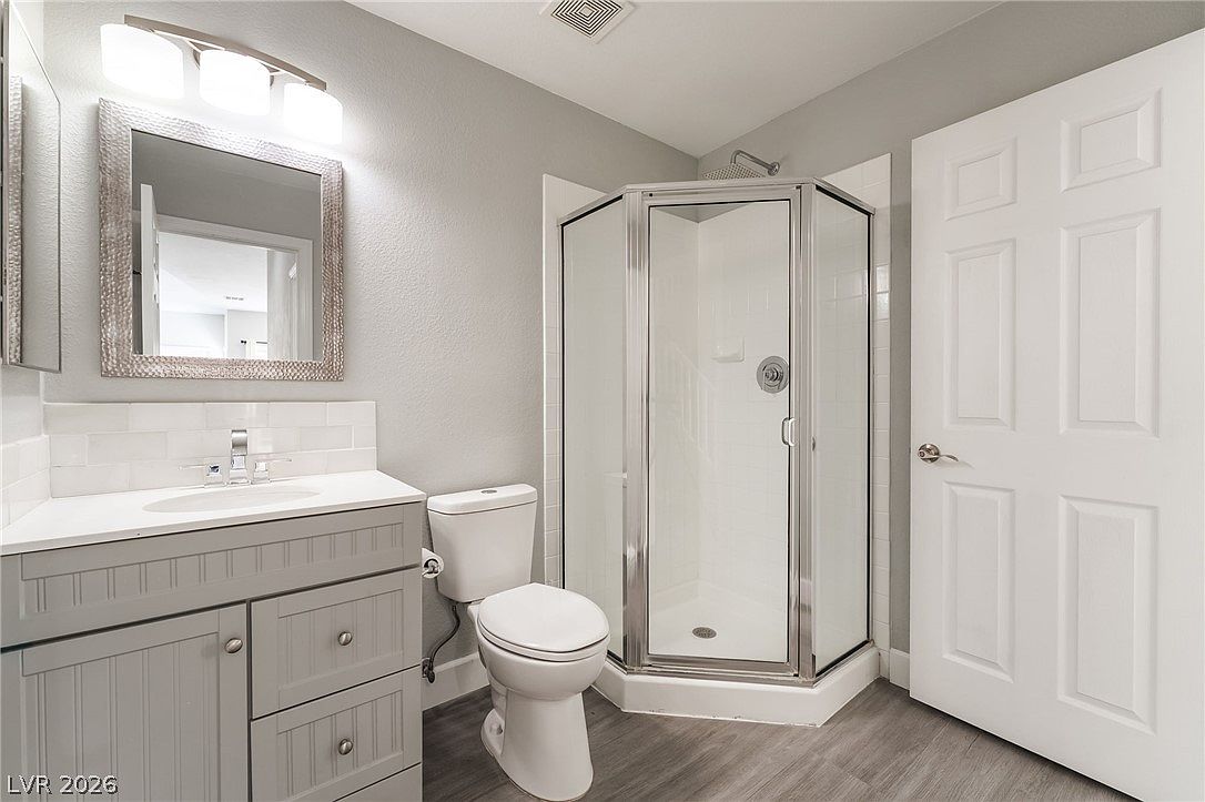 Three-quarter bath with corner shower