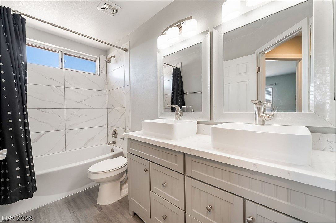 Full guest bath with tub